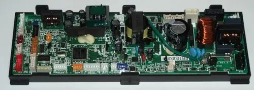 Grüne Platine mit verschiedenen elektronischen Komponenten, darunter ein Transformator, Kondensatoren und Terminals, eingebaut in ein schwarzes Gehäuse, möglicherweise für Daikin-Geräte.